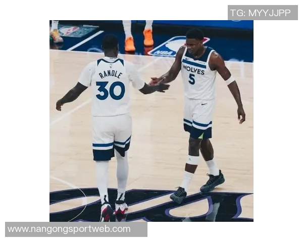 爱德华兹谈与兰德尔的默契配合新赛季展现更多精彩瞬间