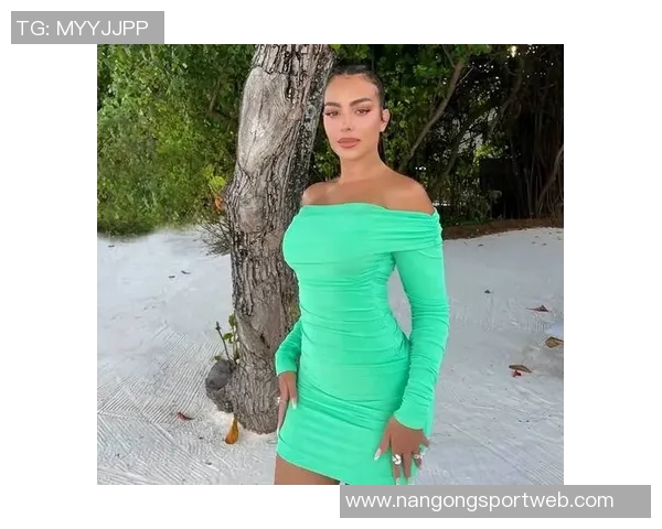 C罗三天工资轻松购置乔治娜私人豪华衣帽间价值高达180万美元